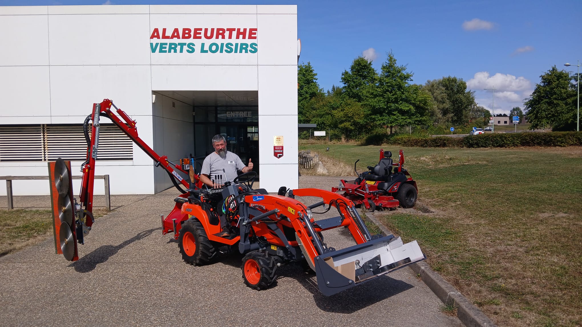 Kubota BX2350D + taille haies bras Viper avec disques de chez Cochet ainsi que du chargeur CX19