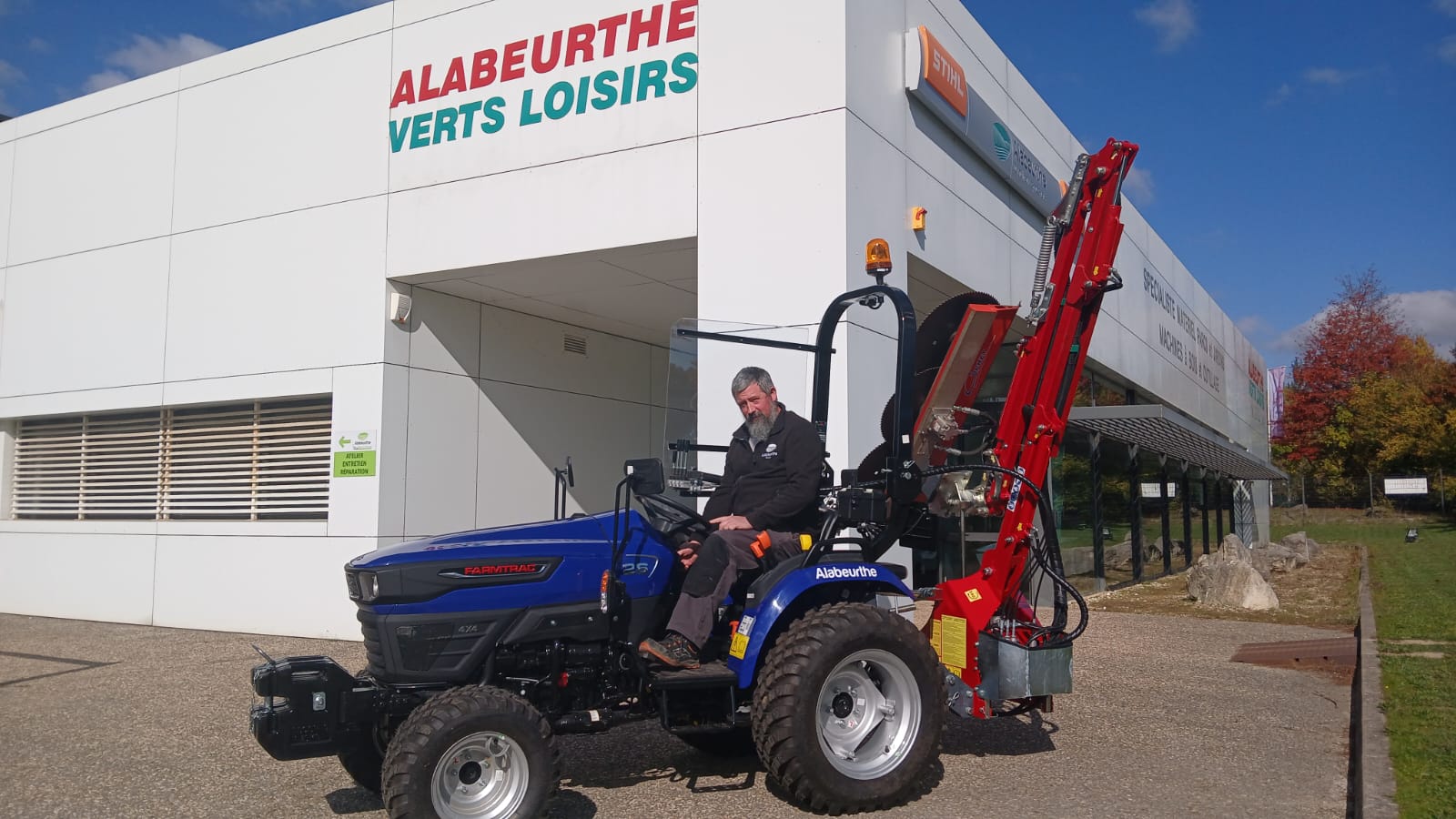 Montage du taille-haies Viper sur le Farmtrac FT26